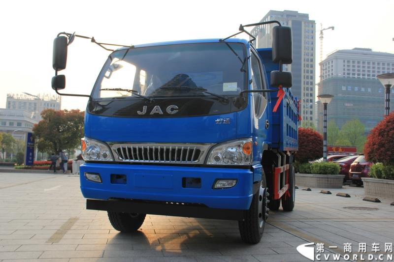 第十六届上海国际车展召开在即，围绕着车展的舆情战役已提前打响。4月12日，江淮轻型商用车在合肥先行举办2015年上海车展媒体交流会，发布轻型商用车全系产品及技术规划，展示了其强大的产品实力及先进的技术储备。图为江淮好运工程车 