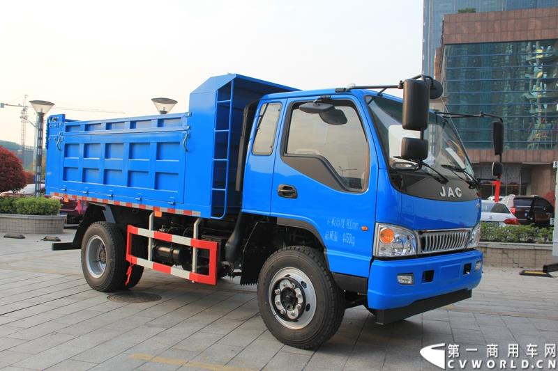 第十六届上海国际车展召开在即，围绕着车展的舆情战役已提前打响。4月12日，江淮轻型商用车在合肥先行举办2015年上海车展媒体交流会，发布轻型商用车全系产品及技术规划，展示了其强大的产品实力及先进的技术储备。图为江淮好运工程车 