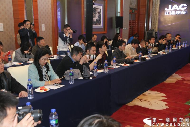 第十六届上海国际车展召开在即，围绕着车展的舆情战役已提前打响。4月12日，江淮轻型商用车在合肥先行举办2015年上海车展媒体交流会，发布轻型商用车全系产品及技术规划，展示了其强大的产品实力及先进的技术储备。图为品牌日活动现场 