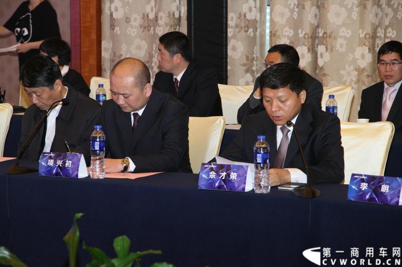 第十六届上海国际车展召开在即，围绕着车展的舆情战役已提前打响。4月12日，江淮轻型商用车在合肥先行举办2015年上海车展媒体交流会，发布轻型商用车全系产品及技术规划，展示了其强大的产品实力及先进的技术储备。图为品牌日活动现场 