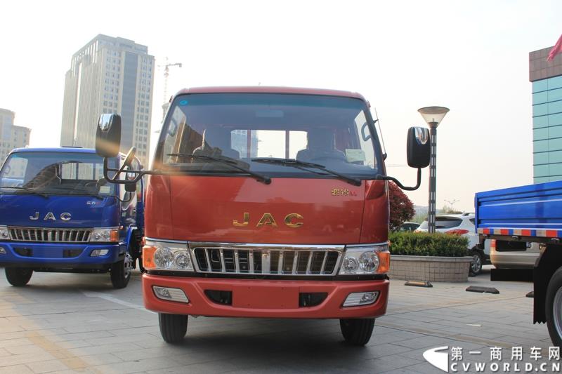 第十六届上海国际车展召开在即，围绕着车展的舆情战役已提前打响。4月12日，江淮轻型商用车在合肥先行举办2015年上海车展媒体交流会，发布轻型商用车全系产品及技术规划，展示了其强大的产品实力及先进的技术储备。图为江淮新骏铃M 