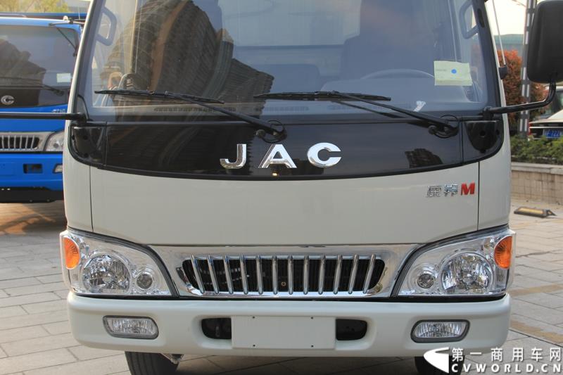 第十六届上海国际车展召开在即，围绕着车展的舆情战役已提前打响。4月12日，江淮轻型商用车在合肥先行举办2015年上海车展媒体交流会，发布轻型商用车全系产品及技术规划，展示了其强大的产品实力及先进的技术储备。图为江淮新康铃M 