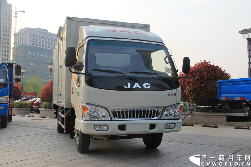 第十六届上海国际车展召开在即，围绕着车展的舆情战役已提前打响。4月12日，江淮轻型商用车在合肥先行举办2015年上海车展媒体交流会，发布轻型商用车全系产品及技术规划，展示了其强大的产品实力及先进的技术储备。图为江淮新康铃M 