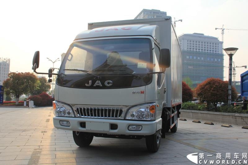 第十六届上海国际车展召开在即，围绕着车展的舆情战役已提前打响。4月12日，江淮轻型商用车在合肥先行举办2015年上海车展媒体交流会，发布轻型商用车全系产品及技术规划，展示了其强大的产品实力及先进的技术储备。图为江淮新康铃M 