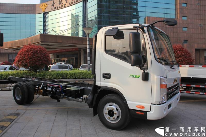 第十六届上海国际车展召开在即，围绕着车展的舆情战役已提前打响。4月12日，江淮轻型商用车在合肥先行举办2015年上海车展媒体交流会，发布轻型商用车全系产品及技术规划，展示了其强大的产品实力及先进的技术储备。图为江淮新帅铃H宽体轻卡