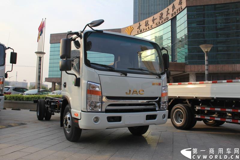 第十六届上海国际车展召开在即，围绕着车展的舆情战役已提前打响。4月12日，江淮轻型商用车在合肥先行举办2015年上海车展媒体交流会，发布轻型商用车全系产品及技术规划，展示了其强大的产品实力及先进的技术储备。图为江淮新帅铃H宽体轻卡