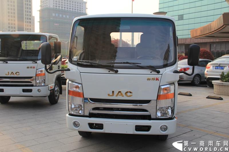 第十六届上海国际车展召开在即，围绕着车展的舆情战役已提前打响。4月12日，江淮轻型商用车在合肥先行举办2015年上海车展媒体交流会，发布轻型商用车全系产品及技术规划，展示了其强大的产品实力及先进的技术储备。图为江淮新帅铃K窄体轻卡