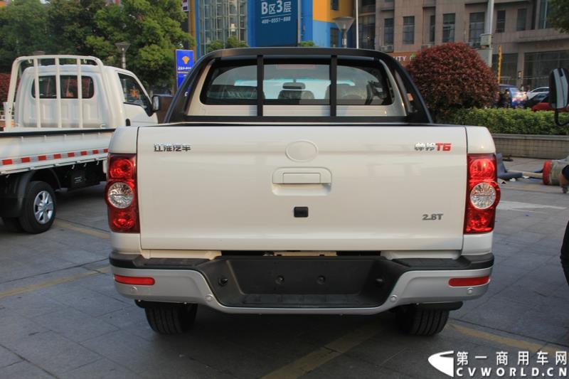 第十六届上海国际车展召开在即，围绕着车展的舆情战役已提前打响。4月12日，江淮轻型商用车在合肥先行举办2015年上海车展媒体交流会，发布轻型商用车全系产品及技术规划，展示了其强大的产品实力及先进的技术储备。图为帅铃T6车尾