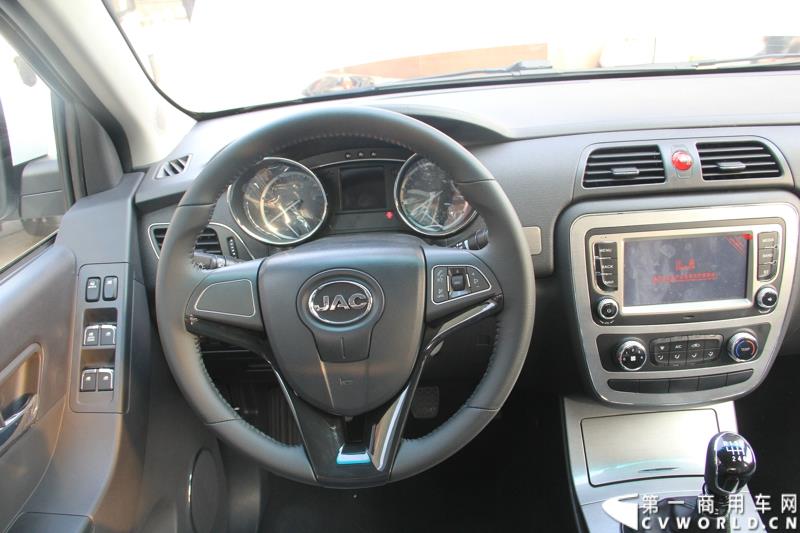 第十六届上海国际车展召开在即，围绕着车展的舆情战役已提前打响。4月12日，江淮轻型商用车在合肥先行举办2015年上海车展媒体交流会，发布轻型商用车全系产品及技术规划，展示了其强大的产品实力及先进的技术储备。图为帅铃T6仪表台