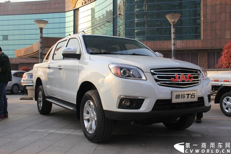 第十六届上海国际车展召开在即，围绕着车展的舆情战役已提前打响。4月12日，江淮轻型商用车在合肥先行举办2015年上海车展媒体交流会，发布轻型商用车全系产品及技术规划，展示了其强大的产品实力及先进的技术储备。图为力量感十足的帅铃T6皮卡