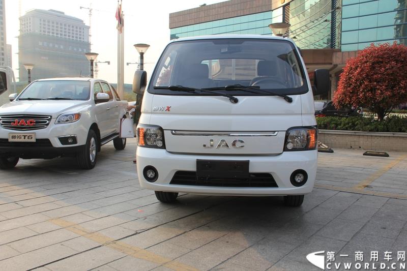 第十六届上海国际车展召开在即，围绕着车展的舆情战役已提前打响。4月12日，江淮轻型商用车在合肥先行举办2015年上海车展媒体交流会，发布轻型商用车全系产品及技术规划，展示了其强大的产品实力及先进的技术储备。图为帅铃X小卡