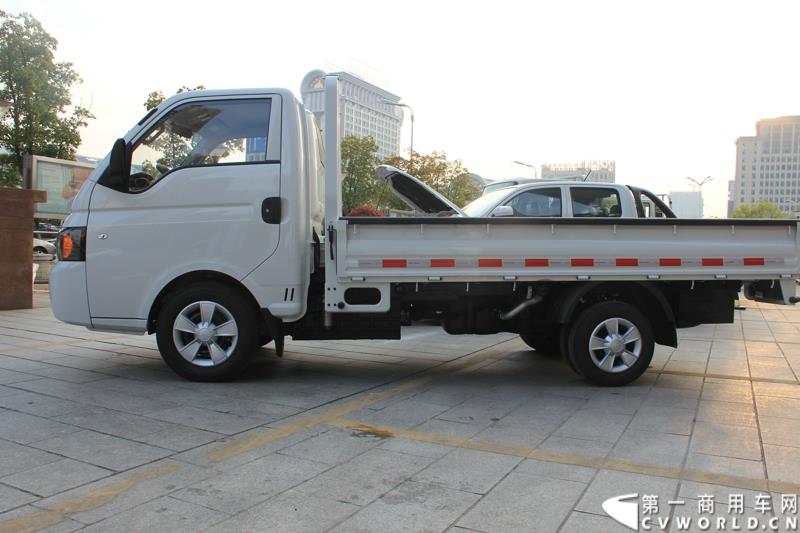 第十六届上海国际车展召开在即，围绕着车展的舆情战役已提前打响。4月12日，江淮轻型商用车在合肥先行举办2015年上海车展媒体交流会，发布轻型商用车全系产品及技术规划，展示了其强大的产品实力及先进的技术储备。图为帅铃X小卡