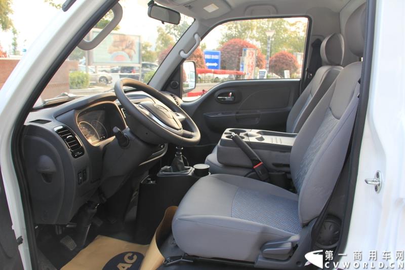 第十六届上海国际车展召开在即，围绕着车展的舆情战役已提前打响。4月12日，江淮轻型商用车在合肥先行举办2015年上海车展媒体交流会，发布轻型商用车全系产品及技术规划，展示了其强大的产品实力及先进的技术储备。图为帅铃X小卡驾驶室