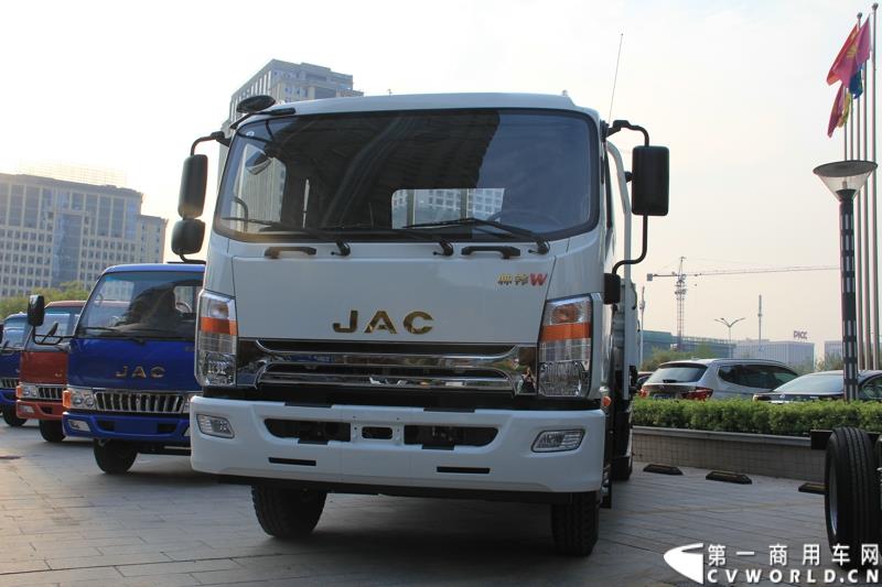 第十六届上海国际车展召开在即，围绕着车展的舆情战役已提前打响。4月12日，江淮轻型商用车在合肥先行举办2015年上海车展媒体交流会，发布轻型商用车全系产品及技术规划，展示了其强大的产品实力及先进的技术储备。图为帅铃威司达中卡