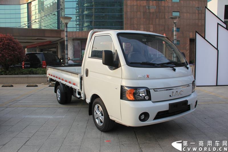 第十六届上海国际车展召开在即，围绕着车展的舆情战役已提前打响。4月12日，江淮轻型商用车在合肥先行举办2015年上海车展媒体交流会，发布轻型商用车全系产品及技术规划，展示了其强大的产品实力及先进的技术储备。图为帅铃X小卡