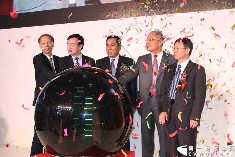 4月20日上午，东风柳汽终于在上海车展揭开“一部新卡车”——乘龙H7的面纱，此次上海车展柳汽展出三台乘龙H7系列产品，分别是两款牵引车和一款8x4重型载货车。图为东风柳汽乘龙H7上海车展全球首发启动仪式现场