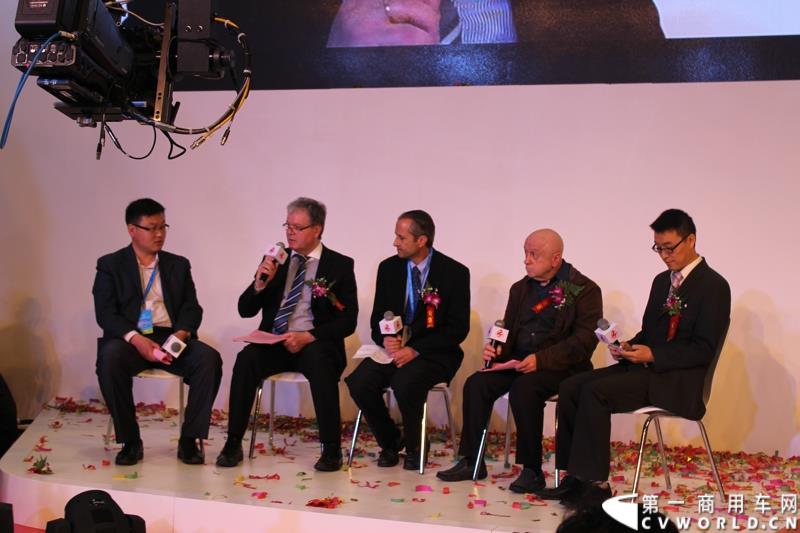 4月20日上午，东风柳汽终于在上海车展揭开“一部新卡车”——乘龙H7的面纱，此次上海车展柳汽展出三台乘龙H7系列产品，分别是两款牵引车和一款8x4重型载货车。图为东风柳汽乘龙H7上海车展全球首发仪式现场关于新车研发的沙龙活动