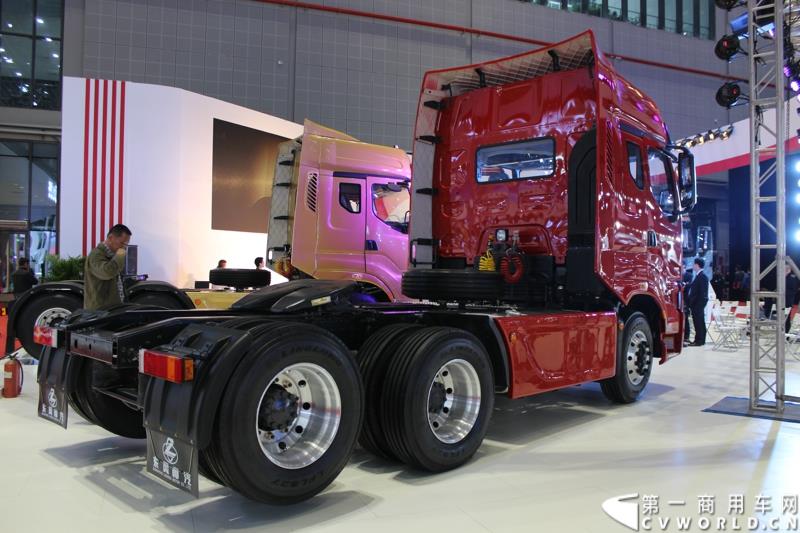 4月20日上午，东风柳汽终于在上海车展揭开“一部新卡车”——乘龙H7的面纱，此次上海车展柳汽展出三台乘龙H7系列产品，分别是两款牵引车和一款8x4重型载货车。图为东风柳汽上海车展全球首发推出的乘龙H7 6x2R 平头牵引车外观及内饰