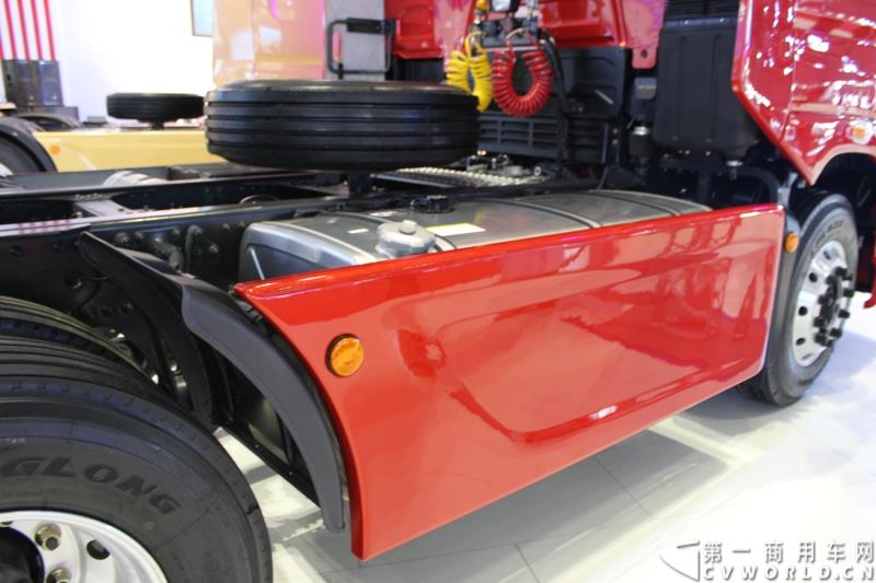 4月20日上午，东风柳汽终于在上海车展揭开“一部新卡车”——乘龙H7的面纱，此次上海车展柳汽展出三台乘龙H7系列产品，分别是两款牵引车和一款8x4重型载货车。图为东风柳汽上海车展全球首发推出的乘龙H7 6x2R 平头牵引车外观及内饰