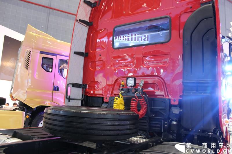 4月20日上午，东风柳汽终于在上海车展揭开“一部新卡车”——乘龙H7的面纱，此次上海车展柳汽展出三台乘龙H7系列产品，分别是两款牵引车和一款8x4重型载货车。图为东风柳汽上海车展全球首发推出的乘龙H7 6x2R 平头牵引车外观及内饰