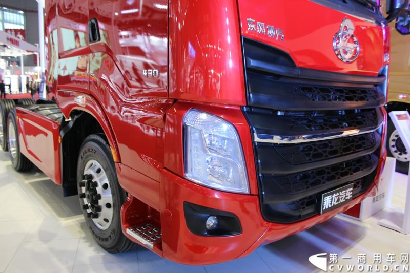 4月20日上午，东风柳汽终于在上海车展揭开“一部新卡车”——乘龙H7的面纱，此次上海车展柳汽展出三台乘龙H7系列产品，分别是两款牵引车和一款8x4重型载货车。图为东风柳汽上海车展全球首发推出的乘龙H7 6x2R 平头牵引车外观及内饰