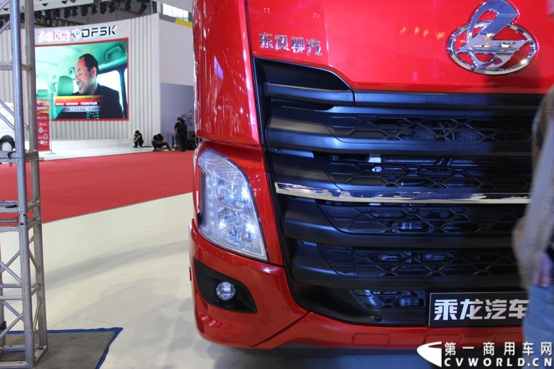 4月20日上午，东风柳汽终于在上海车展揭开“一部新卡车”——乘龙H7的面纱，此次上海车展柳汽展出三台乘龙H7系列产品，分别是两款牵引车和一款8x4重型载货车。图为东风柳汽上海车展全球首发推出的乘龙H7 6x2R 平头牵引车外观及内饰