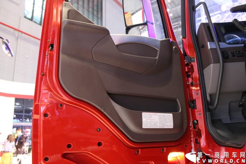 4月20日上午，东风柳汽终于在上海车展揭开“一部新卡车”——乘龙H7的面纱，此次上海车展柳汽展出三台乘龙H7系列产品，分别是两款牵引车和一款8x4重型载货车。图为东风柳汽上海车展全球首发推出的乘龙H7 6x2R 平头牵引车外观及内饰