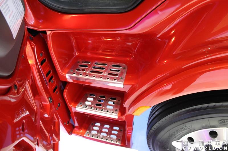 4月20日上午，东风柳汽终于在上海车展揭开“一部新卡车”——乘龙H7的面纱，此次上海车展柳汽展出三台乘龙H7系列产品，分别是两款牵引车和一款8x4重型载货车。图为东风柳汽上海车展全球首发推出的乘龙H7 6x2R 平头牵引车外观及内饰