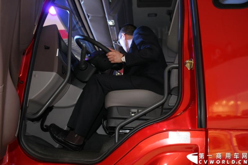 4月20日上午，东风柳汽终于在上海车展揭开“一部新卡车”——乘龙H7的面纱，此次上海车展柳汽展出三台乘龙H7系列产品，分别是两款牵引车和一款8x4重型载货车。图为东风柳汽上海车展全球首发推出的乘龙H7 6x2R 平头牵引车外观及内饰