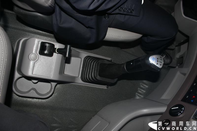 4月20日上午，东风柳汽终于在上海车展揭开“一部新卡车”——乘龙H7的面纱，此次上海车展柳汽展出三台乘龙H7系列产品，分别是两款牵引车和一款8x4重型载货车。图为东风柳汽上海车展全球首发推出的乘龙H7 6x2R 平头牵引车外观及内饰