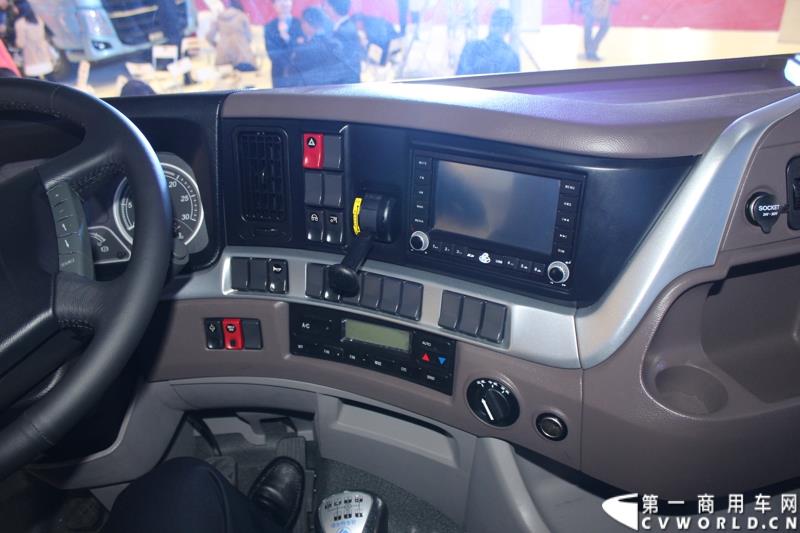 4月20日上午，东风柳汽终于在上海车展揭开“一部新卡车”——乘龙H7的面纱，此次上海车展柳汽展出三台乘龙H7系列产品，分别是两款牵引车和一款8x4重型载货车。图为东风柳汽上海车展全球首发推出的乘龙H7 6x2R 平头牵引车外观及内饰