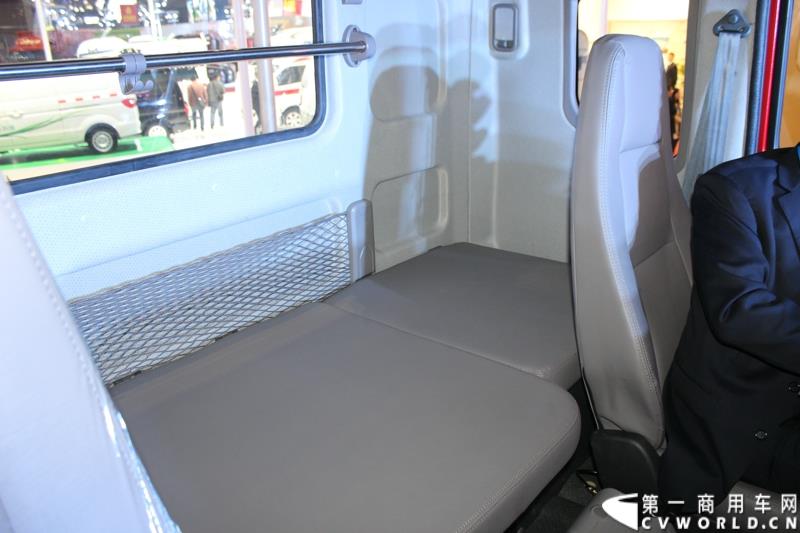 4月20日上午，东风柳汽终于在上海车展揭开“一部新卡车”——乘龙H7的面纱，此次上海车展柳汽展出三台乘龙H7系列产品，分别是两款牵引车和一款8x4重型载货车。图为东风柳汽上海车展全球首发推出的乘龙H7 6x2R 平头牵引车外观及内饰