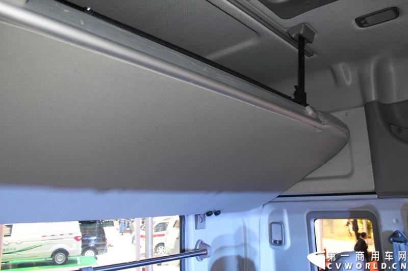 4月20日上午，东风柳汽终于在上海车展揭开“一部新卡车”——乘龙H7的面纱，此次上海车展柳汽展出三台乘龙H7系列产品，分别是两款牵引车和一款8x4重型载货车。图为东风柳汽上海车展全球首发推出的乘龙H7 6x2R 平头牵引车外观及内饰