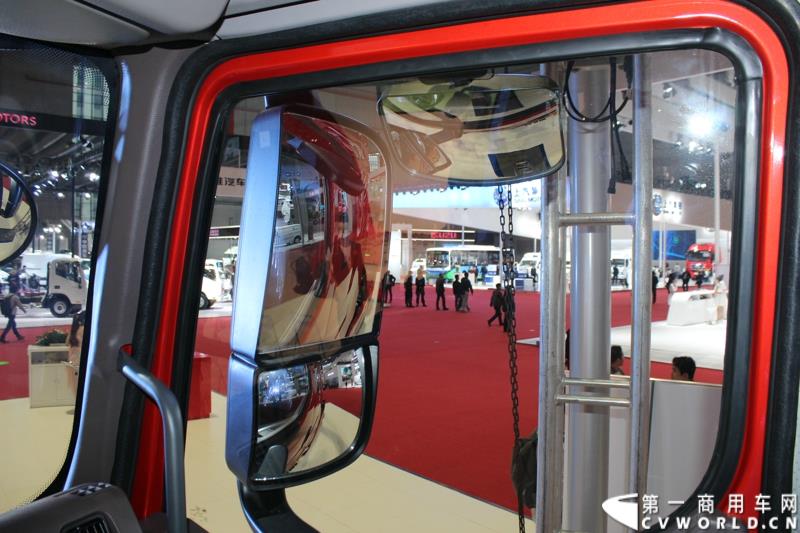 4月20日上午，东风柳汽终于在上海车展揭开“一部新卡车”——乘龙H7的面纱，此次上海车展柳汽展出三台乘龙H7系列产品，分别是两款牵引车和一款8x4重型载货车。图为东风柳汽上海车展全球首发推出的乘龙H7 6x2R 平头牵引车外观及内饰