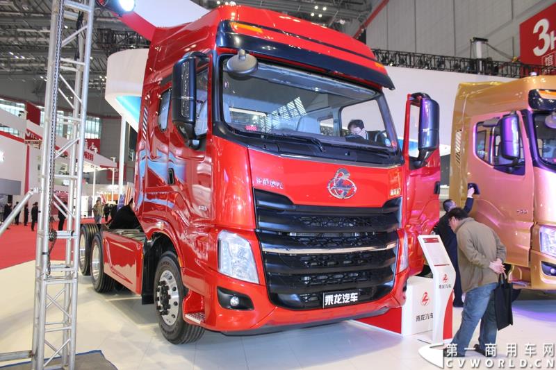 4月20日上午，东风柳汽终于在上海车展揭开“一部新卡车”——乘龙H7的面纱，此次上海车展柳汽展出三台乘龙H7系列产品，分别是两款牵引车和一款8x4重型载货车。图为东风柳汽上海车展全球首发推出的乘龙H7 6x2R 平头牵引车外观及内饰