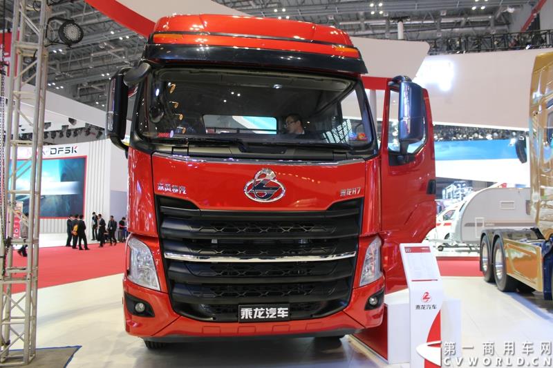 4月20日上午，东风柳汽终于在上海车展揭开“一部新卡车”——乘龙H7的面纱，此次上海车展柳汽展出三台乘龙H7系列产品，分别是两款牵引车和一款8x4重型载货车。图为东风柳汽上海车展全球首发推出的乘龙H7 6x2R 平头牵引车外观及内饰