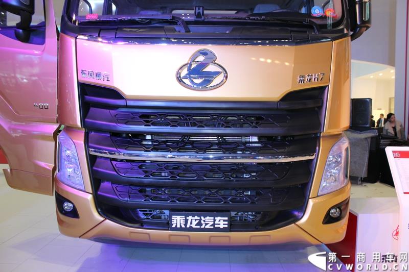 4月20日上午，东风柳汽终于在上海车展揭开“一部新卡车”——乘龙H7的面纱，此次上海车展柳汽展出三台乘龙H7系列产品，分别是两款牵引车和一款8x4重型载货车。图为东风柳汽上海车展全球首发推出的乘龙H7 6x4 平头牵引车外观及内饰 