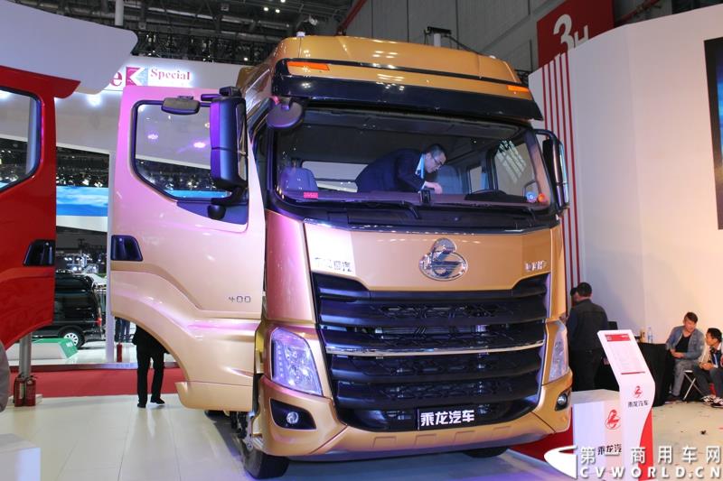 4月20日上午，东风柳汽终于在上海车展揭开“一部新卡车”——乘龙H7的面纱，此次上海车展柳汽展出三台乘龙H7系列产品，分别是两款牵引车和一款8x4重型载货车。图为东风柳汽上海车展全球首发推出的乘龙H7 6x4 平头牵引车外观及内饰 
