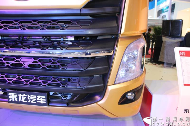 4月20日上午，东风柳汽终于在上海车展揭开“一部新卡车”——乘龙H7的面纱，此次上海车展柳汽展出三台乘龙H7系列产品，分别是两款牵引车和一款8x4重型载货车。图为东风柳汽上海车展全球首发推出的乘龙H7 6x4 平头牵引车外观及内饰 