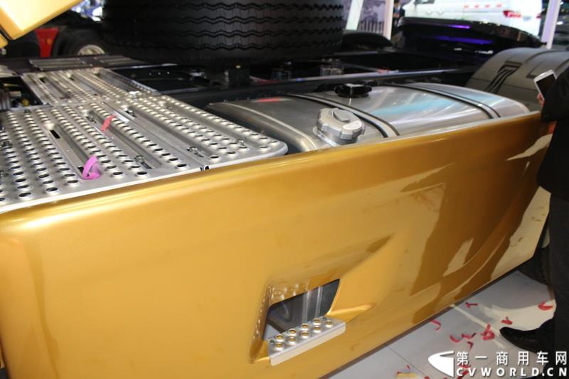 4月20日上午，东风柳汽终于在上海车展揭开“一部新卡车”——乘龙H7的面纱，此次上海车展柳汽展出三台乘龙H7系列产品，分别是两款牵引车和一款8x4重型载货车。图为东风柳汽上海车展全球首发推出的乘龙H7 6x4 平头牵引车外观及内饰 