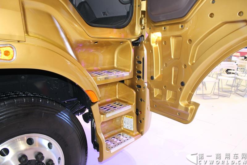 4月20日上午，东风柳汽终于在上海车展揭开“一部新卡车”——乘龙H7的面纱，此次上海车展柳汽展出三台乘龙H7系列产品，分别是两款牵引车和一款8x4重型载货车。图为东风柳汽上海车展全球首发推出的乘龙H7 6x4 平头牵引车外观及内饰 