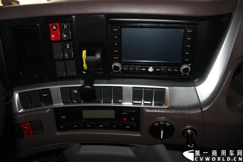 4月20日上午，东风柳汽终于在上海车展揭开“一部新卡车”——乘龙H7的面纱，此次上海车展柳汽展出三台乘龙H7系列产品，分别是两款牵引车和一款8x4重型载货车。图为东风柳汽上海车展全球首发推出的乘龙H7 6x4 平头牵引车外观及内饰 