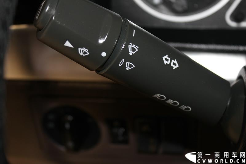 4月20日上午，东风柳汽终于在上海车展揭开“一部新卡车”——乘龙H7的面纱，此次上海车展柳汽展出三台乘龙H7系列产品，分别是两款牵引车和一款8x4重型载货车。图为东风柳汽上海车展全球首发推出的乘龙H7 6x4 平头牵引车外观及内饰 