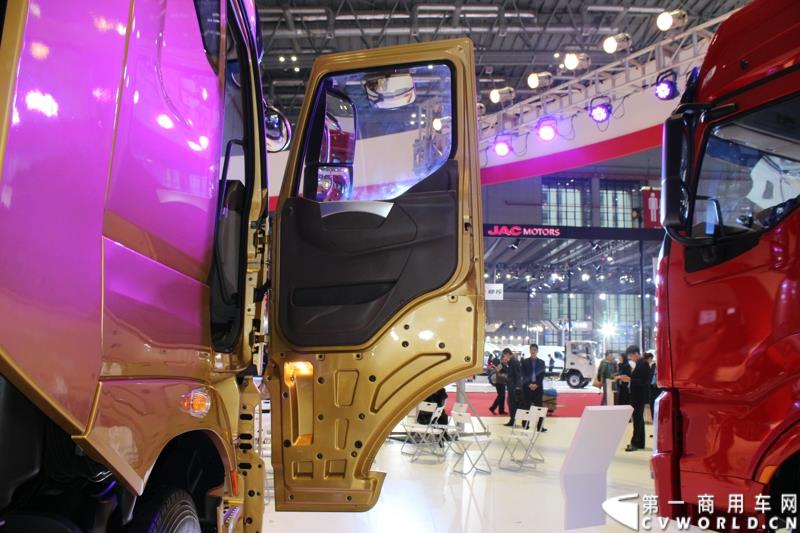 4月20日上午，东风柳汽终于在上海车展揭开“一部新卡车”——乘龙H7的面纱，此次上海车展柳汽展出三台乘龙H7系列产品，分别是两款牵引车和一款8x4重型载货车。图为东风柳汽上海车展全球首发推出的乘龙H7 6x4 平头牵引车外观及内饰 