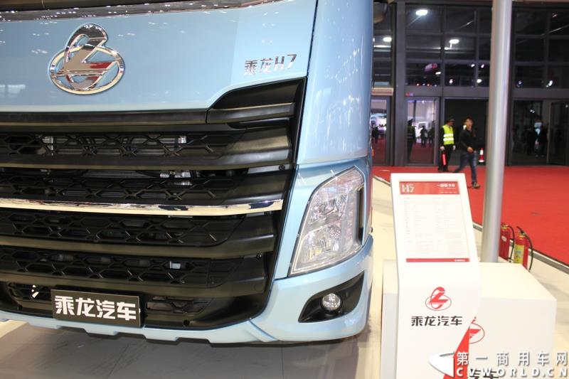 4月20日上午，东风柳汽终于在上海车展揭开“一部新卡车”——乘龙H7的面纱，此次上海车展柳汽展出三台乘龙H7系列产品，分别是两款牵引车和一款8x4重型载货车。图为东风柳汽上海车展全球首发推出的乘龙H7 8x4 载货车外观及内饰 