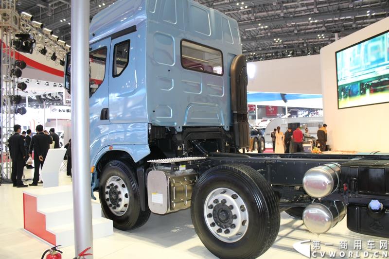 4月20日上午，东风柳汽终于在上海车展揭开“一部新卡车”——乘龙H7的面纱，此次上海车展柳汽展出三台乘龙H7系列产品，分别是两款牵引车和一款8x4重型载货车。图为东风柳汽上海车展全球首发推出的乘龙H7 8x4 载货车外观及内饰 