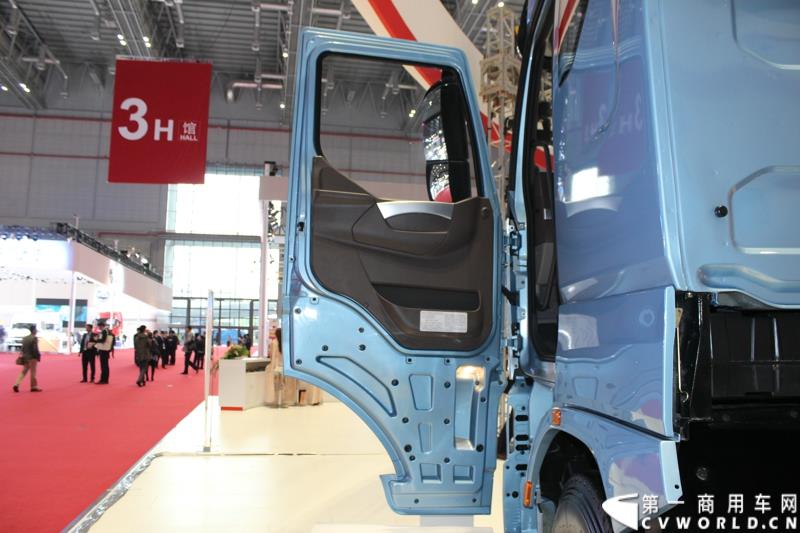 4月20日上午，东风柳汽终于在上海车展揭开“一部新卡车”——乘龙H7的面纱，此次上海车展柳汽展出三台乘龙H7系列产品，分别是两款牵引车和一款8x4重型载货车。图为东风柳汽上海车展全球首发推出的乘龙H7 8x4 载货车外观及内饰 