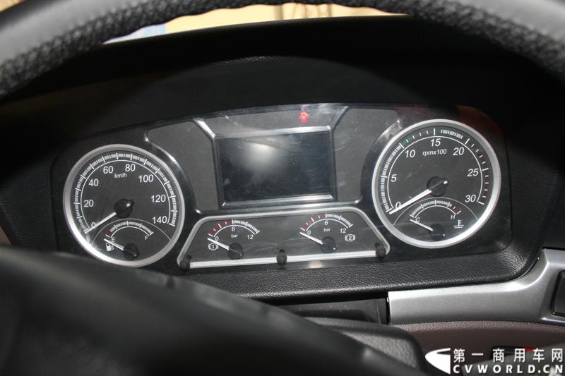 4月20日上午，东风柳汽终于在上海车展揭开“一部新卡车”——乘龙H7的面纱，此次上海车展柳汽展出三台乘龙H7系列产品，分别是两款牵引车和一款8x4重型载货车。图为东风柳汽上海车展全球首发推出的乘龙H7 8x4 载货车外观及内饰 