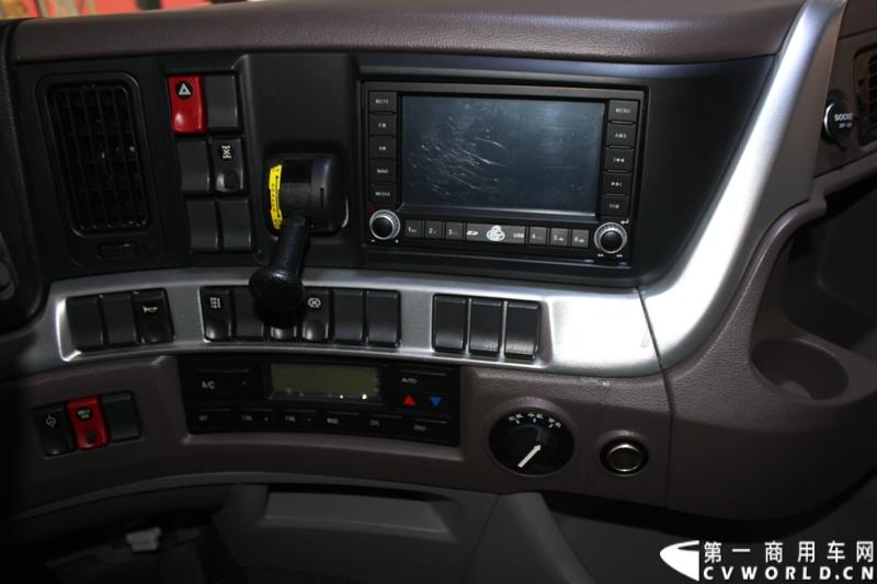 4月20日上午，东风柳汽终于在上海车展揭开“一部新卡车”——乘龙H7的面纱，此次上海车展柳汽展出三台乘龙H7系列产品，分别是两款牵引车和一款8x4重型载货车。图为东风柳汽上海车展全球首发推出的乘龙H7 8x4 载货车外观及内饰 