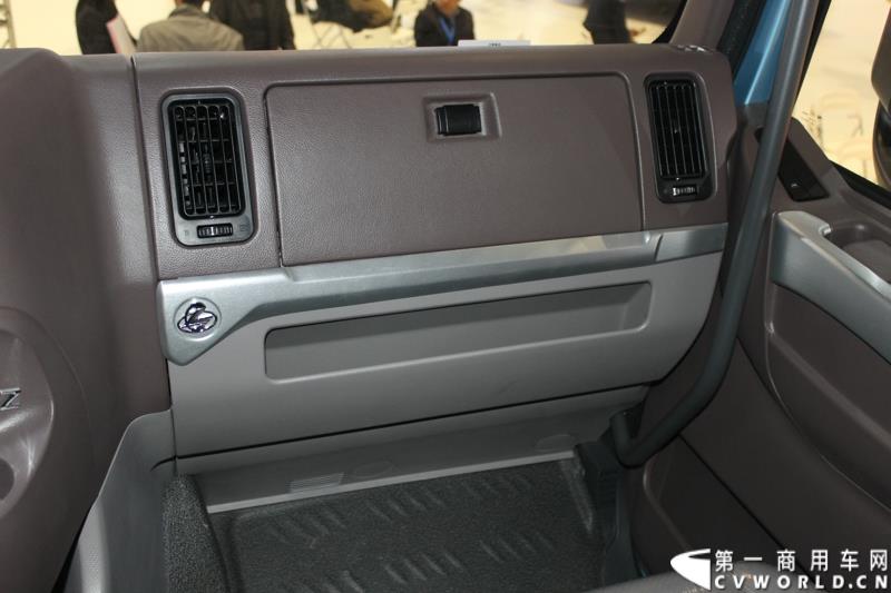 4月20日上午，东风柳汽终于在上海车展揭开“一部新卡车”——乘龙H7的面纱，此次上海车展柳汽展出三台乘龙H7系列产品，分别是两款牵引车和一款8x4重型载货车。图为东风柳汽上海车展全球首发推出的乘龙H7 8x4 载货车外观及内饰 